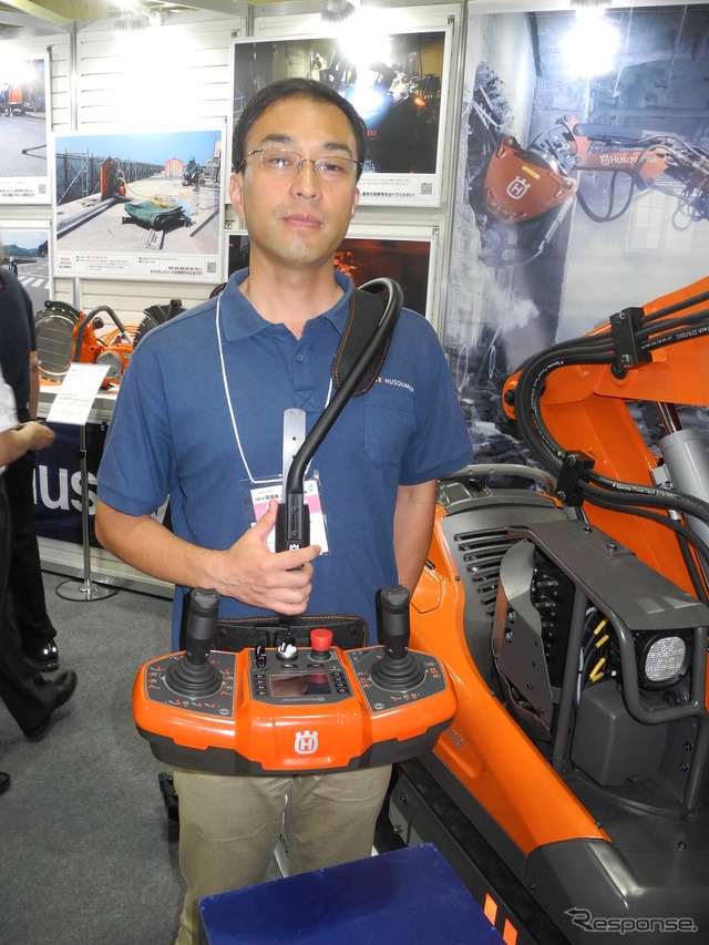 ハクスバーナの解体機。操作はコントローラーを肩にかけて行う