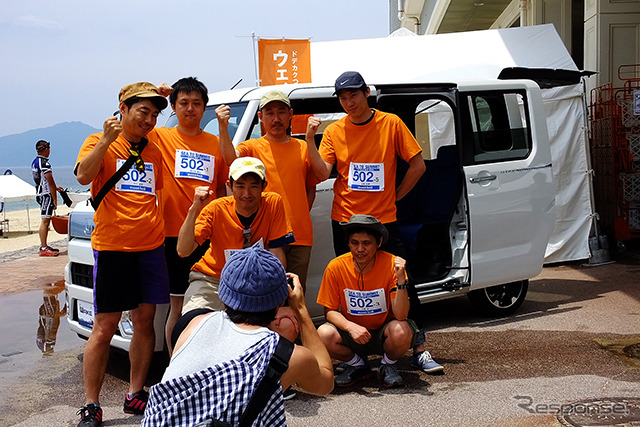 SEA TO SUMMIT 2015(5月30・31日、広島県江田島市)で先行展示されたダイハツ『ウェイク X mont-bell version SA』(仮称)。イベント現場では、同社製品企画部チーフエンジニアの中島雅之氏(中央)がリーダー的存在でチームを引っぱった