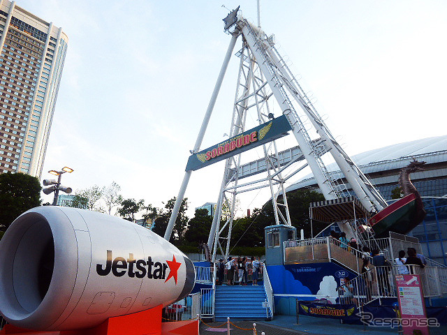 東京ドームシティ アトラクションズ(東京都文京区後楽)に出現したジェットスターのジェットエンジンモデルやパラソル