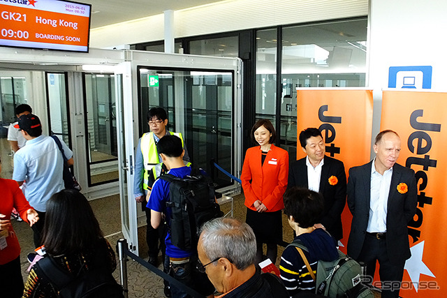 ジェットスター・ジャパン成田-香港線の初日。同社CEOのジェリー・ターナー氏(右)も初便の乗客を見送った