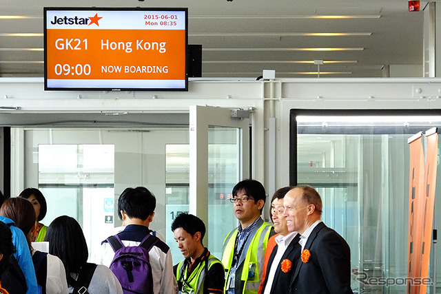 ジェットスター・ジャパン成田-香港線の初日。同社CEOのジェリー・ターナー氏も初便の乗客を見送った