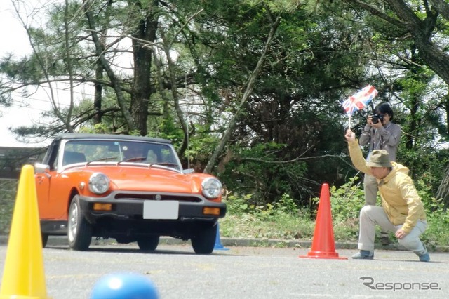 駐車OK。次のスペースへ。クルマはMG ミジェット。