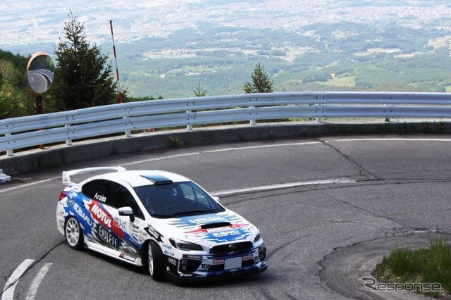 ラリードライバーの新井敏弘選手が駆るスバル WRX STI ラリー