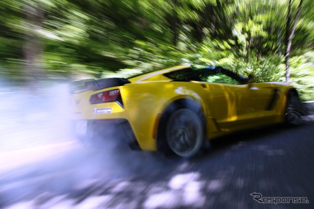 激しくホイールスピンをさせてシボレー コルベットZ06をスタートさせたのは、レーシングドライバーの松田秀士選手