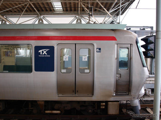 輸送人員の増加に伴い営業収益も増加した。写真はTXで運用されているTX-1000系電車。