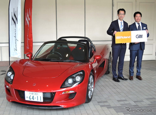 サウンドシステムを搭載したトミーカイラZZと小間社長(右)と三木社長