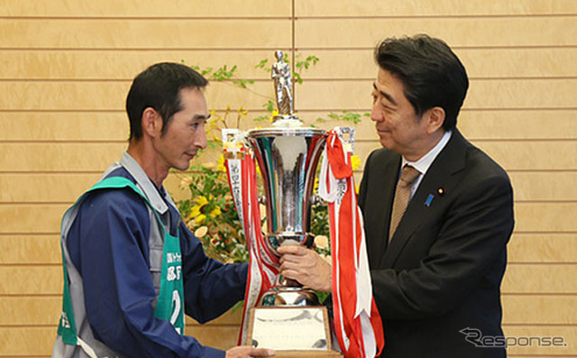 四手井康時さんと安倍総理大臣