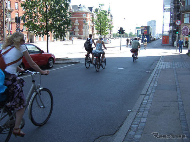 歩行車道と一般道と自転車道…デンマーク コペンハーゲン