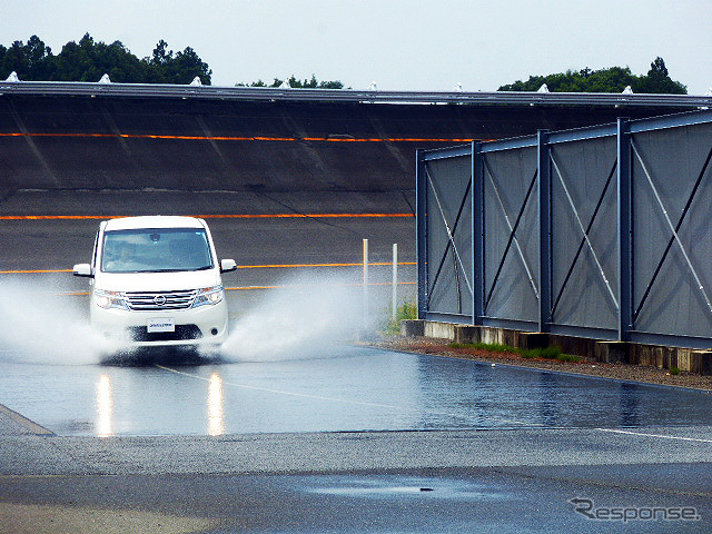 ブリヂストンプルービンググラウンド(栃木県那須塩原市)で2015年6月2日に行なわれた「カーブ走行中のハイドロプレーニング現象」の実験。磨耗タイヤを装着したクルマは、ハンドル制御不能となり、濡れたカーブ路をまっすぐにすすんでいく