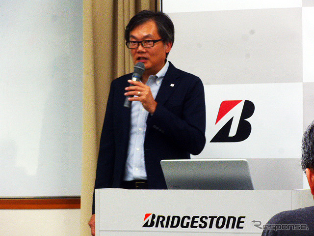 ブリヂストンプルービンググラウンド(栃木県那須塩原市)で2015年6月2日に行なわれた「梅雨直前の体験会」で解説する氷室泰雄氏(デザイン企画部長)