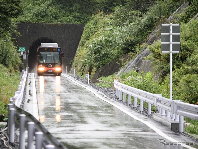 気仙沼線と大船渡線は、路盤の一部をバス専用道に改築して代行バスを走らせるBRTの暫定運行が続く。写真は気仙沼線BRTの専用道。
