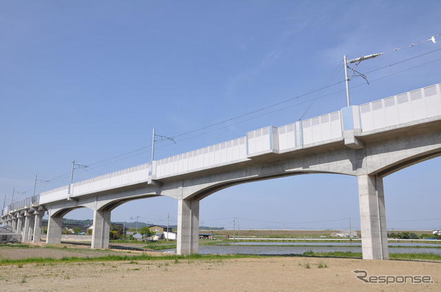 仙石線は5月30日に全線再開。今回再開した高城町~陸前小野間のうち陸前大塚~陸前小野間は内陸側の高台に移設する形で復旧した。写真は野蒜~陸前小野間に新設された高架橋。