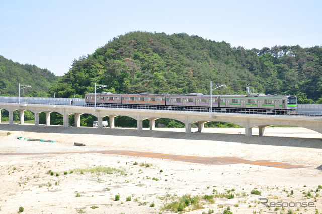 仙石線は5月30日に全線再開。今回再開した高城町～陸前小野間のうち陸前大塚～陸前小野間は内陸側の高台に移設する形で復旧した。写真は陸前大塚～東名間に新設された高架橋を走る電車。