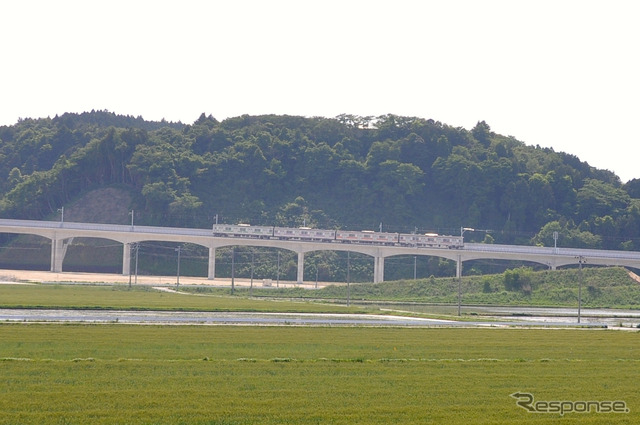 仙石線は5月30日に全線再開。今回再開した高城町~陸前小野間のうち陸前大塚~陸前小野間は内陸側の高台に移設する形で復旧した。写真は野蒜~陸前小野間に新設された高架橋を走る電車。