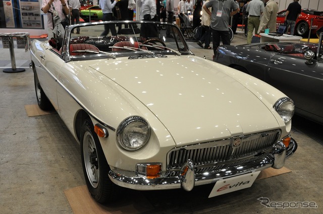 1980年式 MG-B。外装はオールドイングリッシュホワイト、内装は赤でホワイトパイピング施した