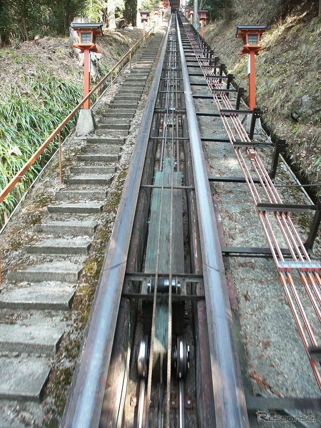 線路脇の架線（右）は今回の更新工事で撤去され、駅で充電する方式に変わる。