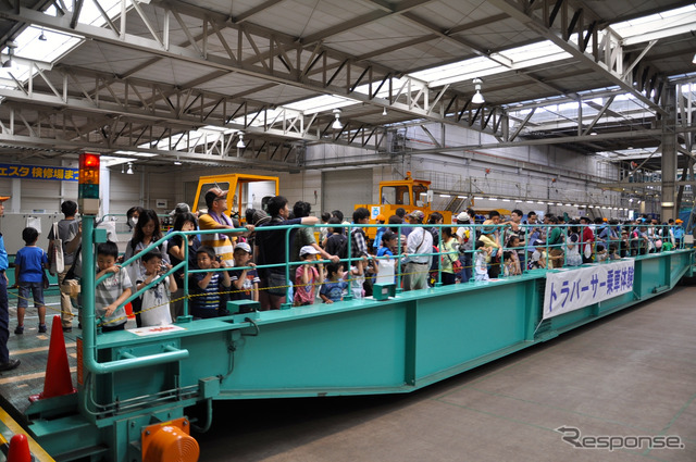 西武鉄道は6月9日に武蔵丘車両検修場で「西武・電車フェスタ2015 in 武蔵丘車両検修場」を開催。車両を平行移動させるトラバーサーへの乗車体験は家族連れの人気を集めていた