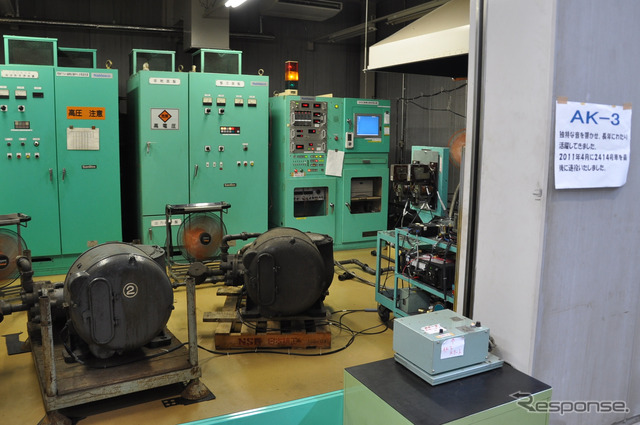 西武鉄道は6月9日に武蔵丘車両検修場で「西武・電車フェスタ2015 in 武蔵丘車両検修場」を開催。独特な音でファンに知られたAK-3形空気圧縮機の操作体験コーナーもあった
