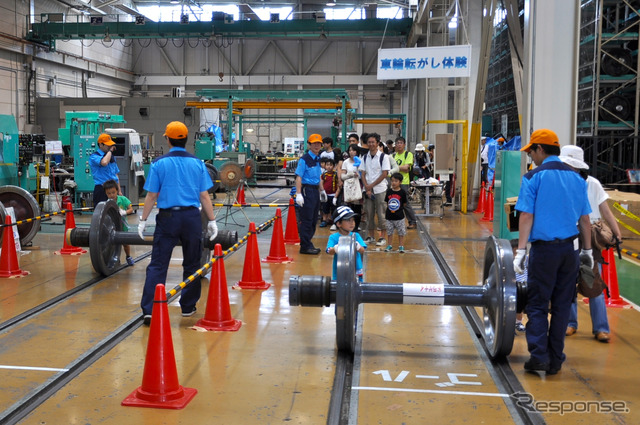 西武鉄道は6月9日に武蔵丘車両検修場で「西武・電車フェスタ2015 in 武蔵丘車両検修場」を開催。小学生以下限定の車輪転がし体験は子どもに人気だった