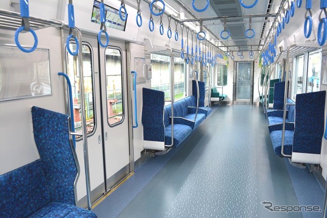 5700系の車内。「豊かな摂津灘の海」をイメージしたという青色を配色している。