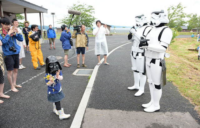 『スター・ウォーズ』デザインの田んぼアート田植えがスタート - (C) 2015 Lucasfilm Ltd. & TM. All Rights Reserved