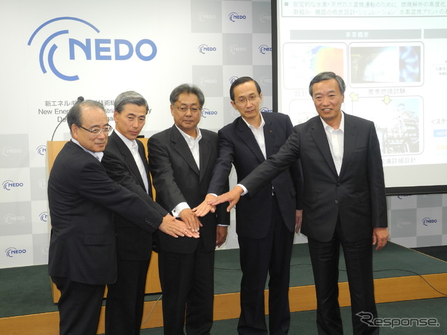 左から三菱重工業の平本康治常務執行役員、大林組の三輪昭尚取締役専務執行役員、NEDOの土屋宗彦理事、川崎重工業の門田浩次常務執行役員、千代田化工建設の清水良亮取締役常務執行役員