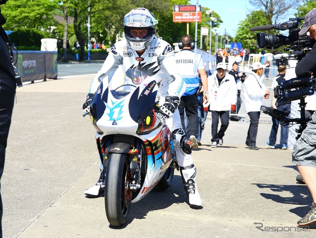 6月のマン島TTレースを走るチーム無限「神電 四」