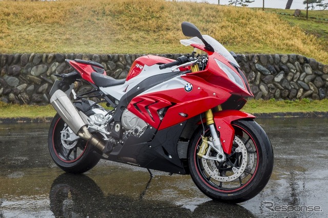 【BMW S1000RR 動画試乗】日常域から十分楽しく乗りこなせる「超」スーパースポーツ…佐川健太郎