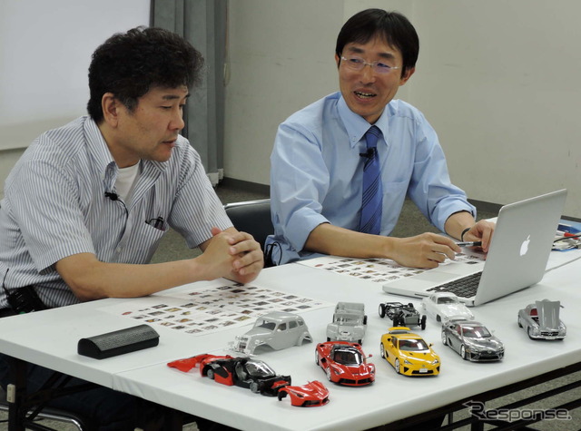開発プロセスを紹介する山本主任(右)と海野課長