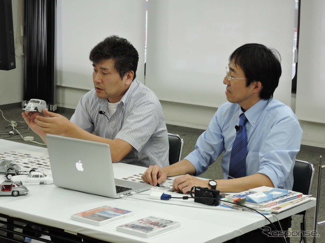 開発プロセスを紹介する山本主任（右）と海野課長