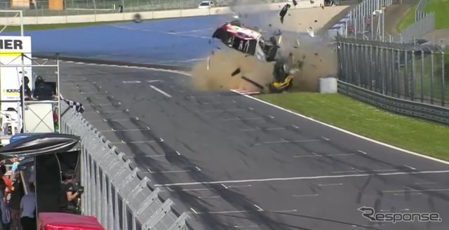 欧州 GT4 レースで起きた大事故の映像を配信した『TBK Light』