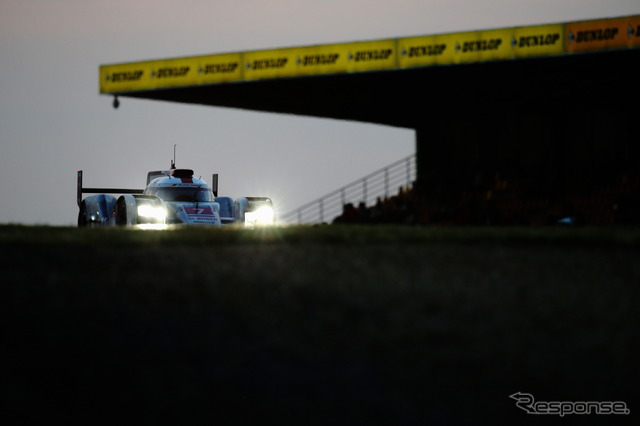 15時間が経過し、いよいよ夜明けを迎える2015ルマン24時間