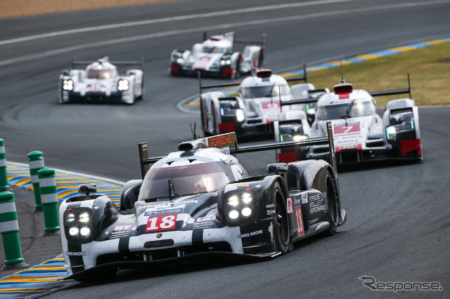 スタート直後の ポルシェ18号車(919ハイブリッド)