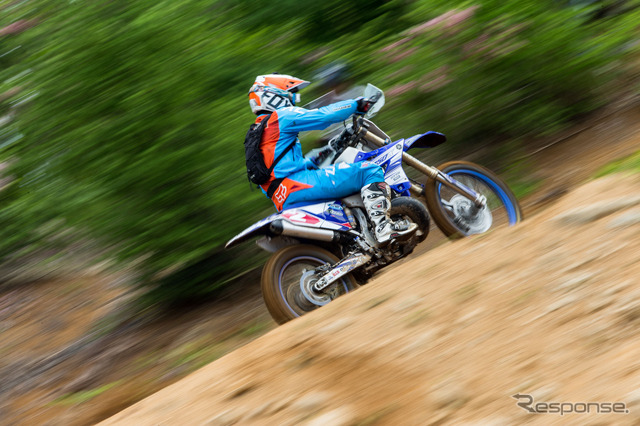 YZ250Xと鈴木健二。自ら開発に関わったマシンで、感無量のデビューウィン