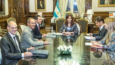 アルゼンチン大統領と会談するフォードモーター首脳