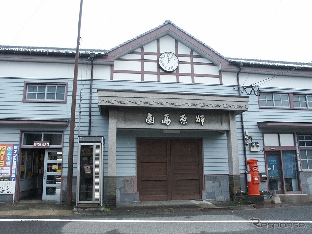 南島原駅の旧駅舎。大正時代に建造されたもので、新駅舎も旧駅舎の面影を残すレトロ調のデザインでまとめられた。