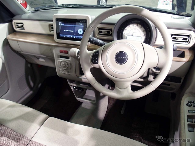 新型ラパンの運転席周り
