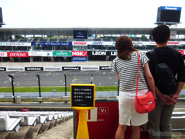 鈴鹿サーキットでブライダルフェアを開催。参加したカップルたちは、国際レーシングコースやVIP席が“挙式会場”となる場面を想像しながら見学していた(三重県鈴鹿市・鈴鹿サーキット、2015年6月14日)