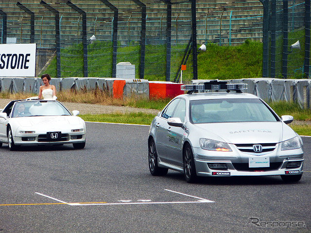 鈴鹿サーキットでブライダルフェアを開催。参加したカップルたちは、国際レーシングコースやVIP席が“挙式会場”となる場面を想像しながら見学していた(三重県鈴鹿市・鈴鹿サーキット、2015年6月14日)