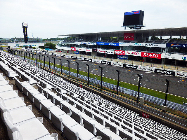 鈴鹿サーキットでブライダルフェアを開催。参加したカップルたちは、国際レーシングコースやVIP席が“挙式会場”となる場面を想像しながら見学していた(三重県鈴鹿市・鈴鹿サーキット、2015年6月14日)