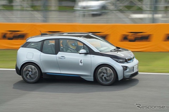 岩岡万梨恵さんがドライブするBMW i3