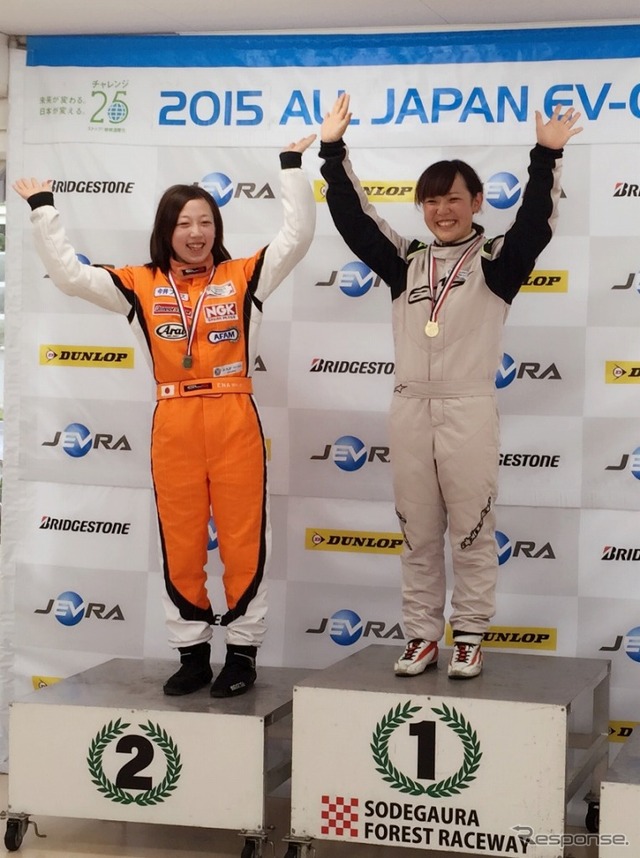 岩岡万梨恵さん（右）と北平絵奈美さん