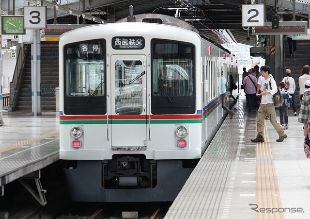 池袋線・西武秩父線で運用されている4000系。4両編成1本を「観光電車」に改造する。