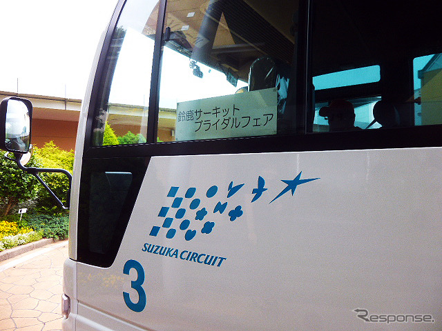 鈴鹿サーキットでブライダルフェアを開催。参加したカップルたちは、国際レーシングコースやVIP席が“挙式会場”となる場面を想像しながら見学していた(三重県鈴鹿市・鈴鹿サーキット、2015年6月14日)