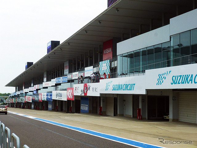 鈴鹿サーキットでブライダルフェアを開催。参加したカップルたちは、国際レーシングコースやVIP席が“挙式会場”となる場面を想像しながら見学していた(三重県鈴鹿市・鈴鹿サーキット、2015年6月14日)