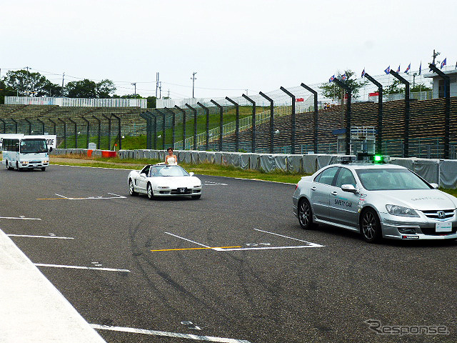 鈴鹿サーキットでブライダルフェアを開催。参加したカップルたちは、国際レーシングコースやVIP席が“挙式会場”となる場面を想像しながら見学していた(三重県鈴鹿市・鈴鹿サーキット、2015年6月14日)