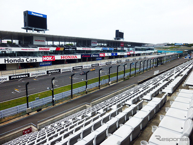 鈴鹿サーキットでブライダルフェアを開催。参加したカップルたちは、国際レーシングコースやVIP席が“挙式会場”となる場面を想像しながら見学していた(三重県鈴鹿市・鈴鹿サーキット、2015年6月14日)