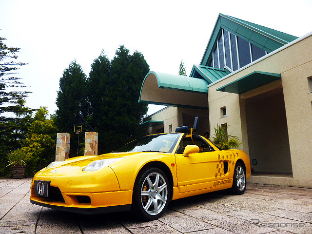 鈴鹿サーキットが2015年6月14日に実施したブライダルフェアのようす。参加したカップルたちは、国際レーシングコースやVIP席が“挙式会場”となる場面を想像しながら見学していた