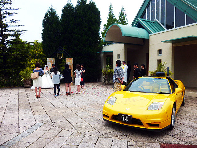鈴鹿サーキットが2015年6月14日に実施したブライダルフェアのようす。参加したカップルたちは、国際レーシングコースやVIP席が“挙式会場”となる場面を想像しながら見学していた