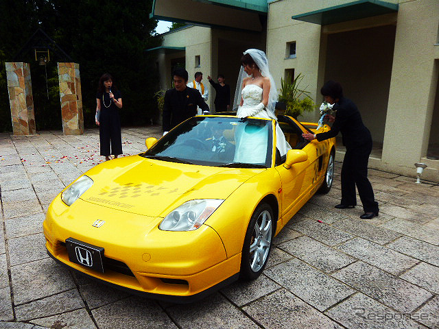 鈴鹿サーキットが2015年6月14日に実施したブライダルフェアのようす。参加したカップルたちは、国際レーシングコースやVIP席が“挙式会場”となる場面を想像しながら見学していた